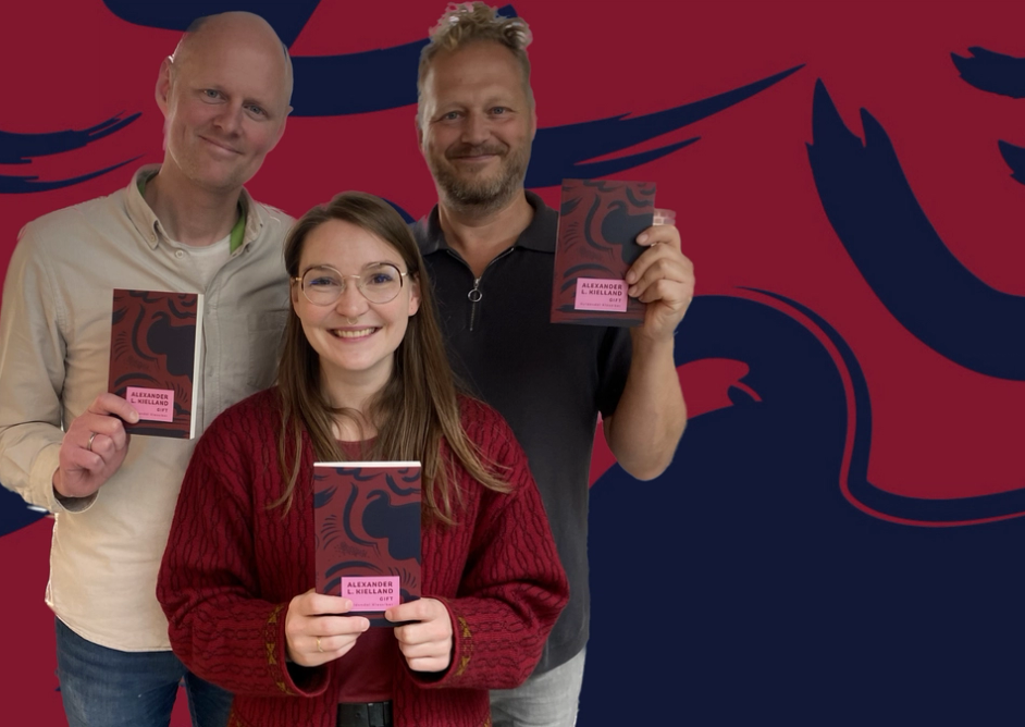 Åsmund, Thale og Tomas holder opp hvert sitt eksemplar av Gift.