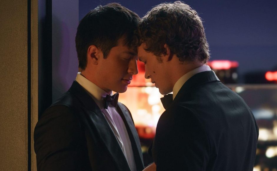 Foto fra serien Heated Rivalry, to menn står tett sammen.