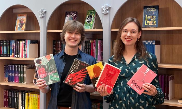 Bibliotekarene Einar Reinsnos Hildonen og Ingunn Øvrebø viser frem bøker.