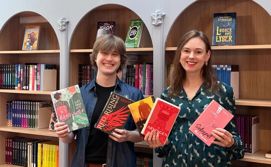 Bibliotekarene Einar Reinsnos Hildonen og Ingunn Øvrebø viser frem bøker.