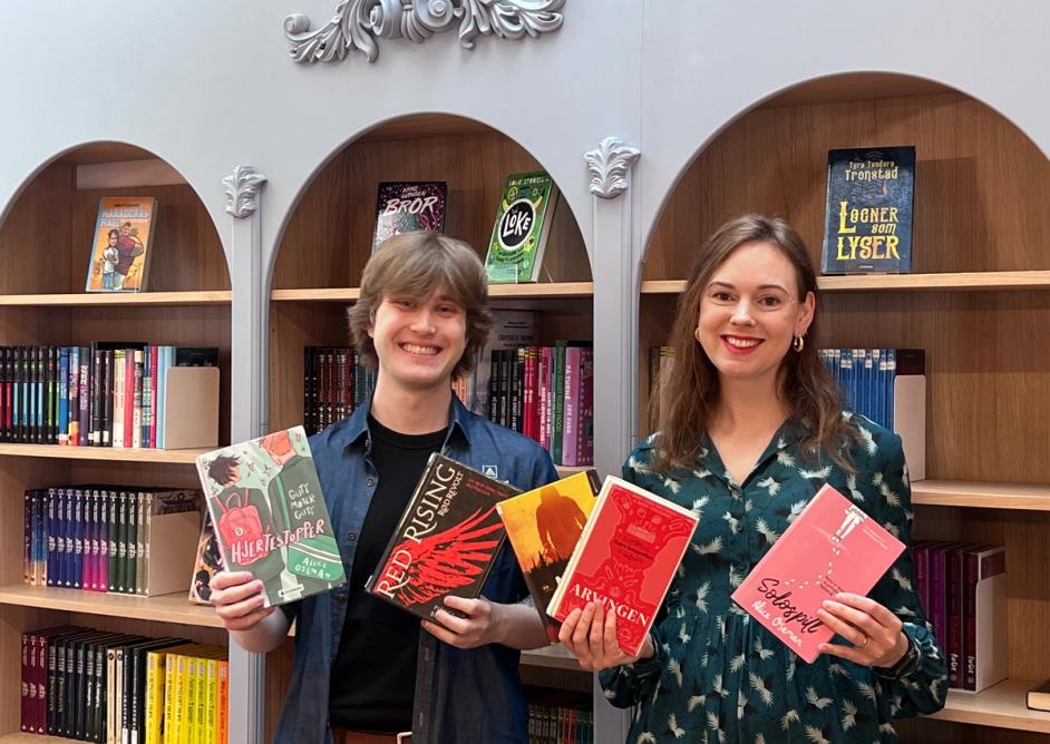 Bibliotekarene Einar Reinsnos Hildonen og Ingunn Øvrebø viser frem bøker.