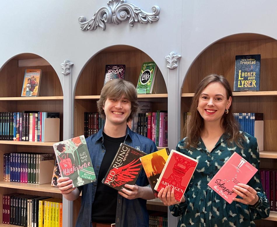 Bibliotekarene Einar Reinsnos Hildonen og Ingunn Øvrebø viser frem bøker.