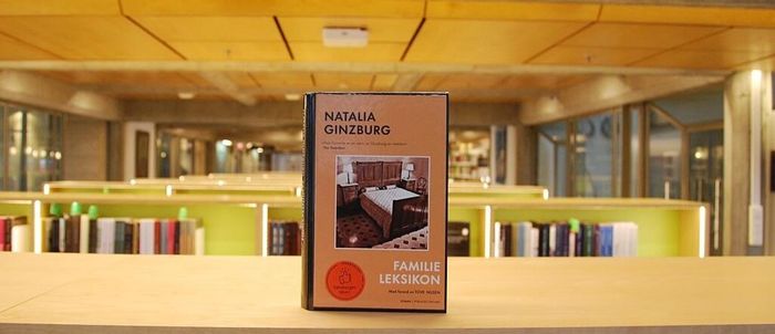 Familieleksikon av Natalia Ginzburg stående på hylle i biblioteket