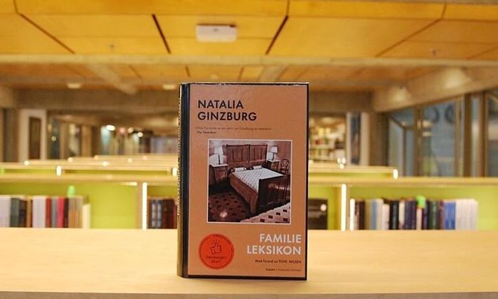 Familieleksikon av Natalia Ginzburg stående på hylle i biblioteket