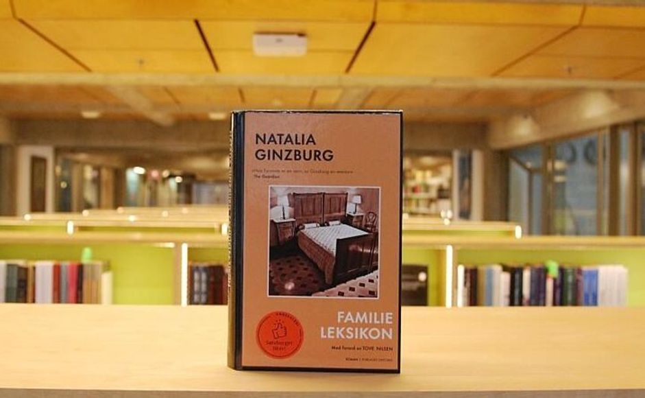 Familieleksikon av Natalia Ginzburg stående på hylle i biblioteket