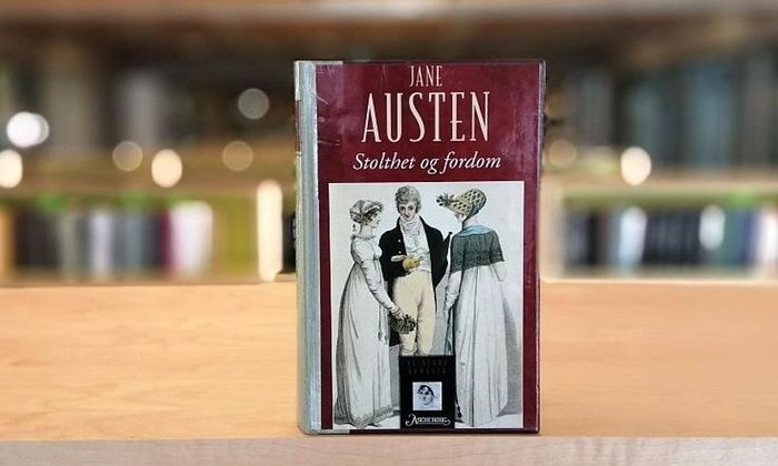 Stolthet og fordom av Jane Austen stående på bokhylle i biblioteket