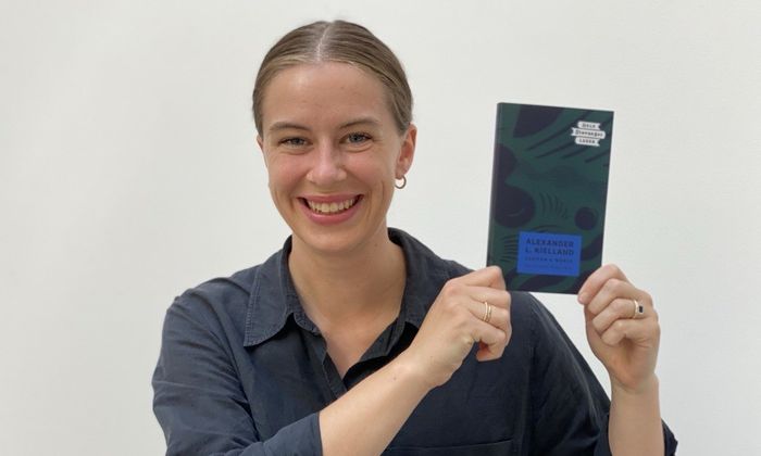 Ansatt på Sølvberget holder frem boken Garman & Worse av Alexander L. Kielland