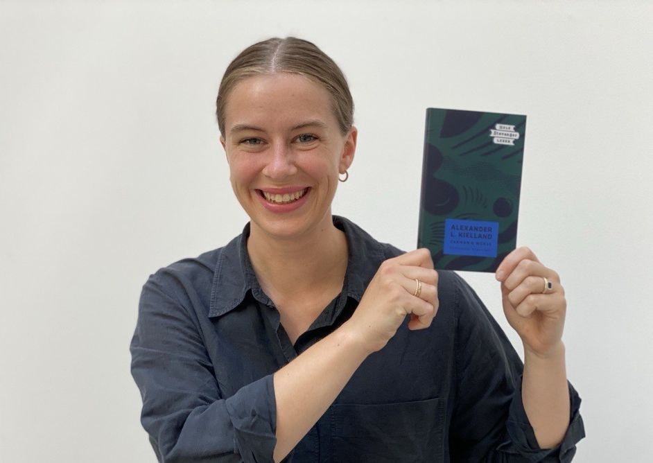 Ansatt på Sølvberget holder frem boken Garman & Worse av Alexander L. Kielland