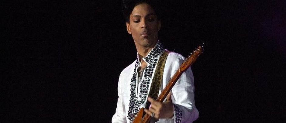 Prince med gitar på scenen