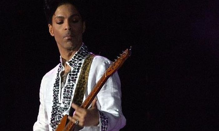 Prince med gitar på scenen