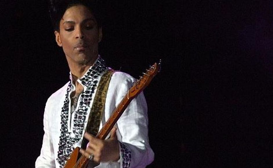 Prince med gitar på scenen