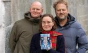 Åsmund Ådnøy, Ruth Stokke Haaland og Tomas Gustafsson med boka Alberte og Jakob av Cora Sandel