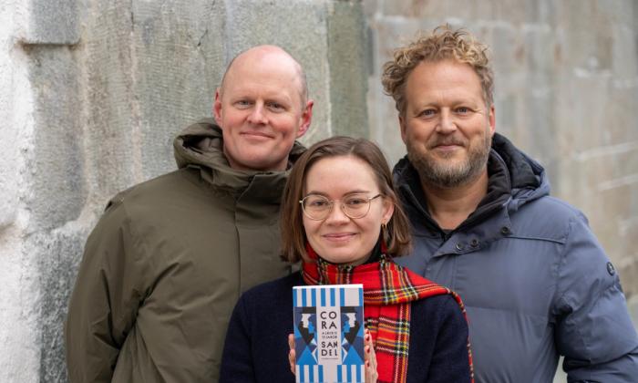 Åsmund Ådnøy, Ruth Stokke Haaland og Tomas Gustafsson med boka Alberte og Jakob av Cora Sandel