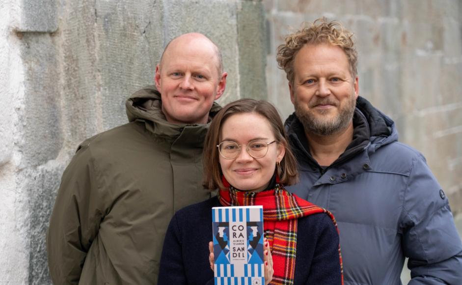 Åsmund Ådnøy, Ruth Stokke Haaland og Tomas Gustafsson med boka Alberte og Jakob av Cora Sandel
