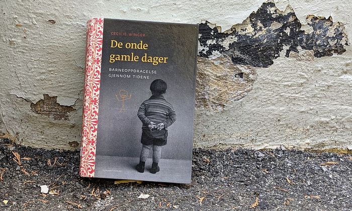 De onde gamle dager av Cecilie Winger stående foran en vegg