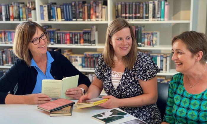 Ansatte på Sølvberget snakker om noveller og dikt de har lest.