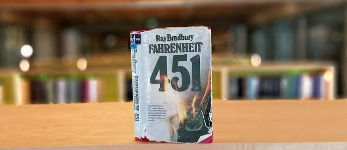 Fahrenheit 451 av Ray Bradbury stående på bokhylle i biblioteket
