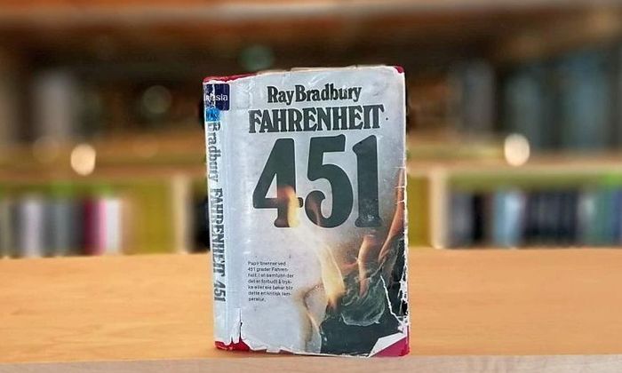 Fahrenheit 451 av Ray Bradbury stående på bokhylle i biblioteket