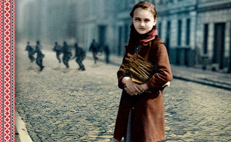 Forsidebilde til boka Veras krig. En ung jente står i en gate og holder en bunke papoirer. En aktt sitter ved siden av henne. Bak henne ser vi soldater. 