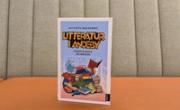 Boka Litteratur i Andeby av Alf Kjetil Walgermo stående i en sofa