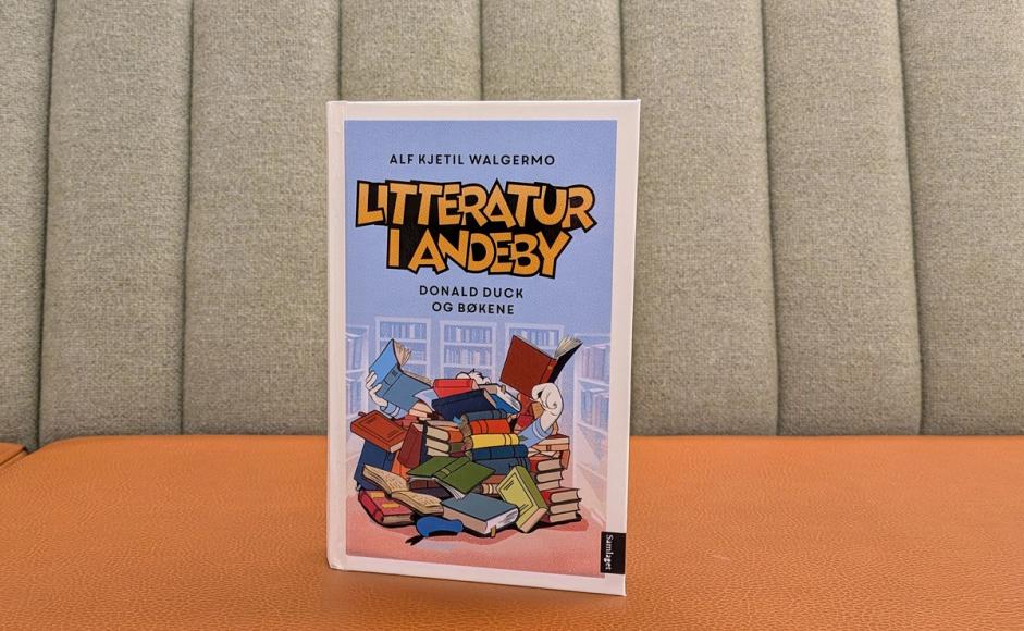 Boka Litteratur i Andeby av Alf Kjetil Walgermo stående i en sofa