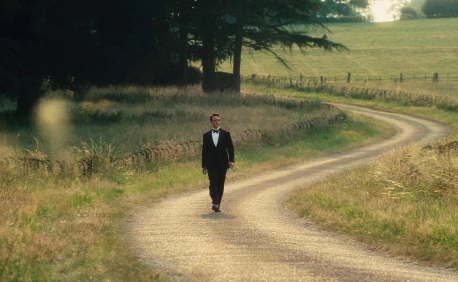 Bilde fra filmen Atonement med en mann som går langs en landevei