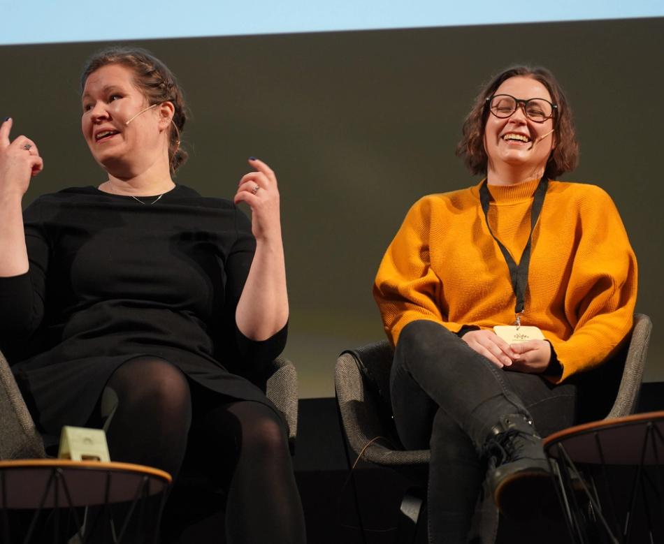 To kvinner på scenen under Nordisk barnebokkonferanse 2023 på Sølvberget