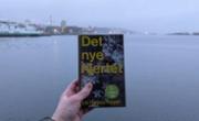 Ida Hegazi Høyers roman Det nye hjertet holdt foran en grå fjord