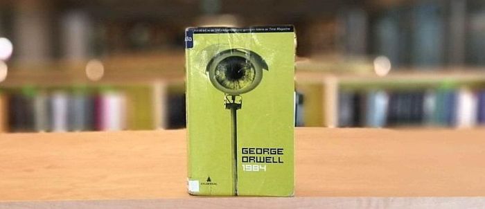 1984 av George Orwell stående på bord i biblioteket