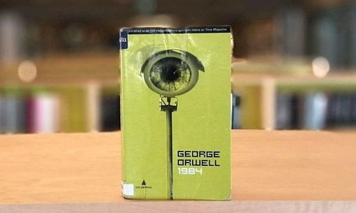 1984 av George Orwell stående på bord i biblioteket