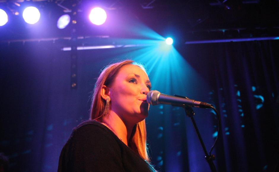 Elvira Nikolaisen på konsert i 2007 (Wikimedia Commons)