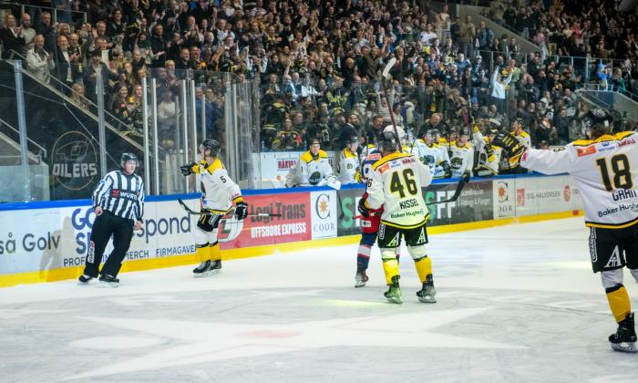 Oilers spillere på isen på DNB Arena