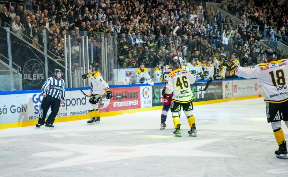 Oilers spillere på isen på DNB Arena