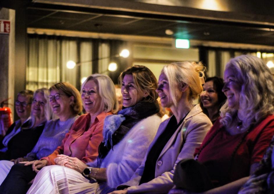 Smilende publikum på Kapittelfestivalen 2023 på Sølvberget