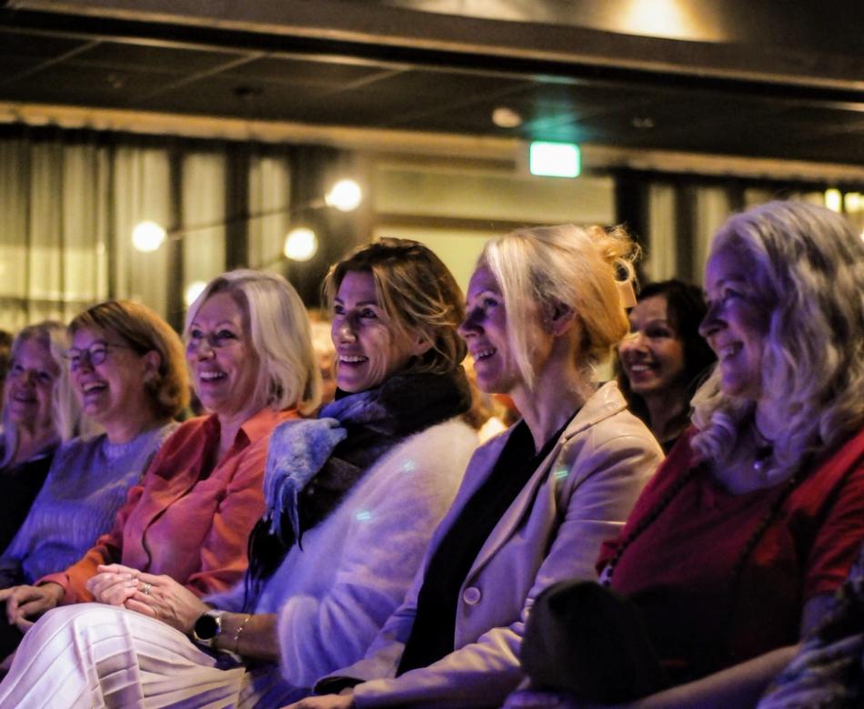 Smilende publikum på Kapittelfestivalen 2023 på Sølvberget