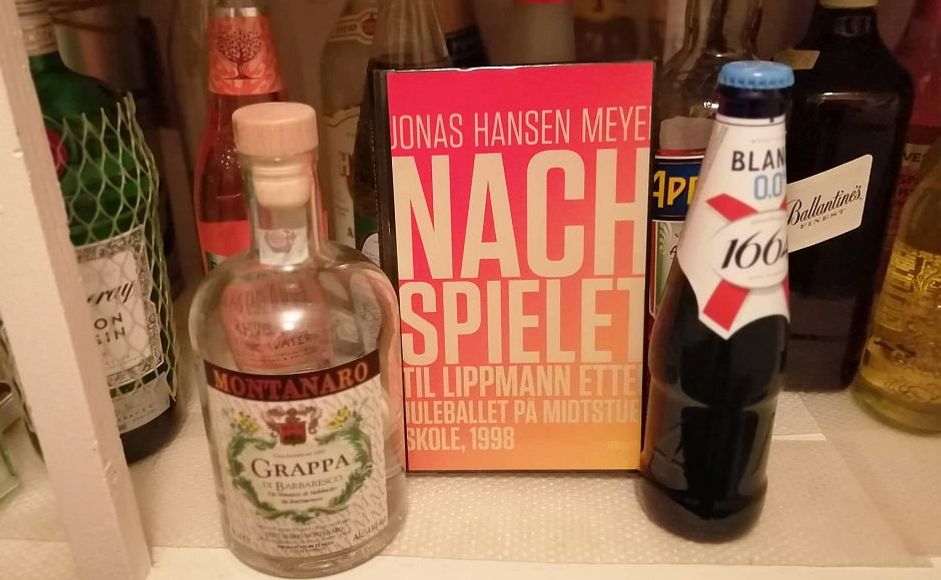 Boka Nachspielet til Lippmann etter juleballet på Midtstuen skole, 1998 av Jonas Hansen Meyer stående blant flasker med alkohol