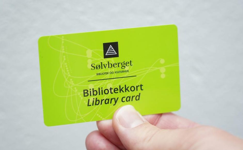 Hånd som holder et fysisk bibliotekkort