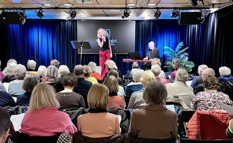 Hege Hunsager synger kjente sanger på Allsang på Sølvberget.
