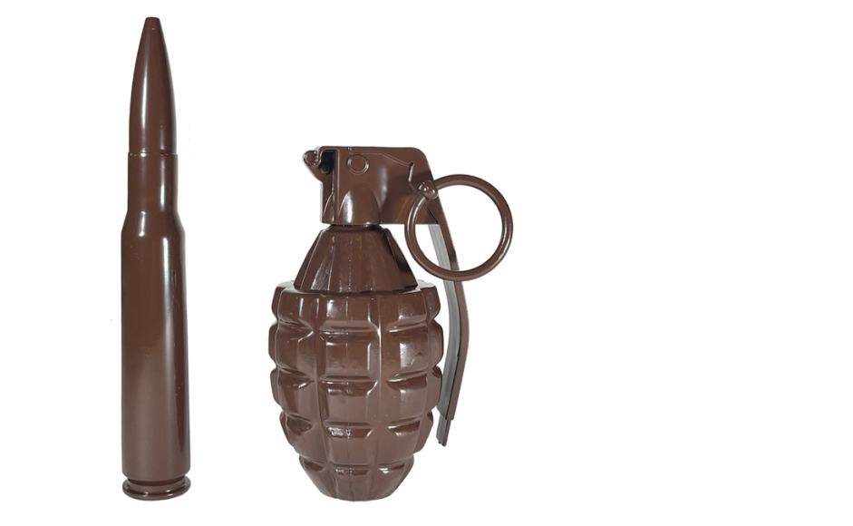 Elemeter fra utstillingen Dark Chocolate, en patron og håndgranat i sjokolade.