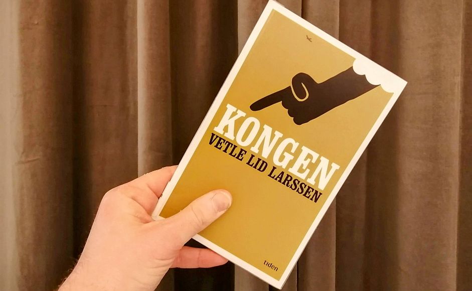 Vetle Lid Larssens bok Kongen holdt mot en gardin som bakgrunn