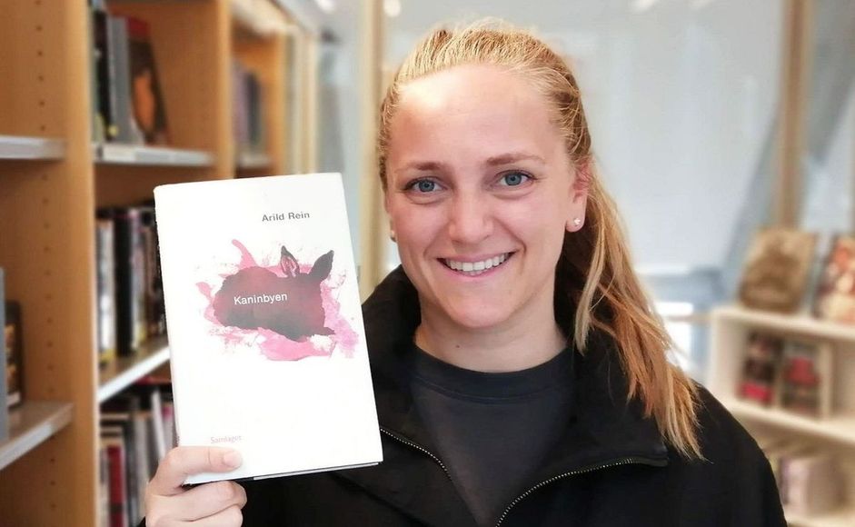 Susanne Todnem holder boka Kaninbyen av Arild Rein