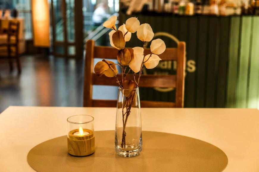 Foto av bord med lys og blomster i Kiellands kafé