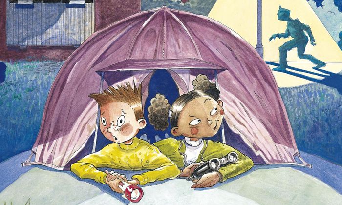 Gutt og jente holder sitter utenfor et telt med lommelykt og kikkert i hendene.