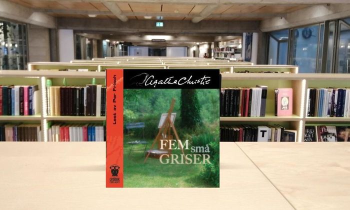 Fem små griser av Agatha Christie stående i biblioteket lydbok