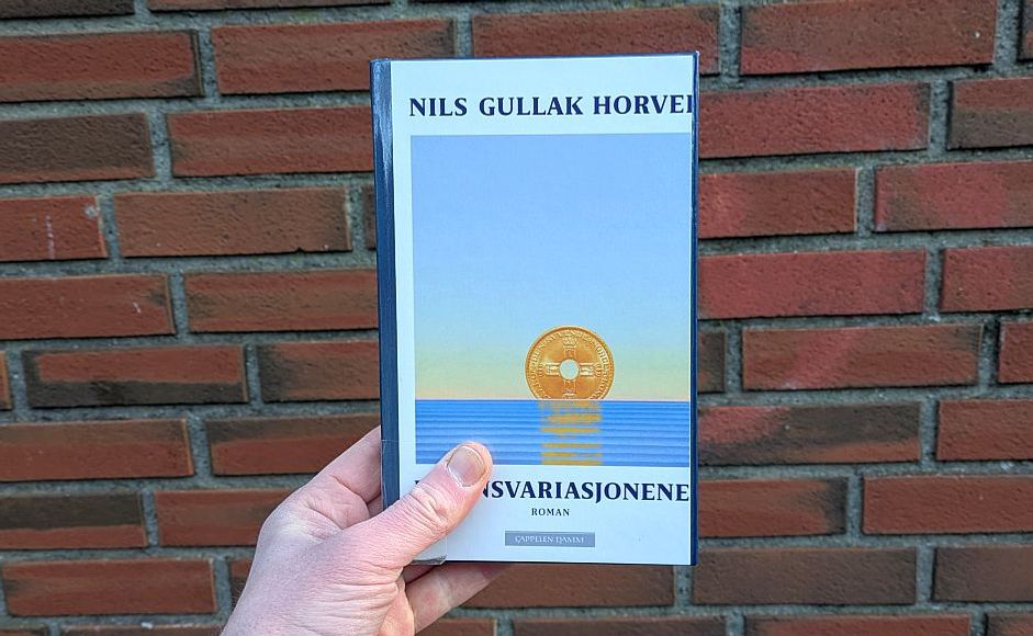 Finansvariasjonene av Nils Gullak Horvei holdt foran en mur