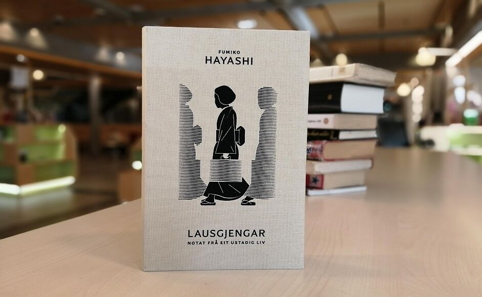 Lausgjengar av Fumiko Hayashi stående på hylle i biblioteket