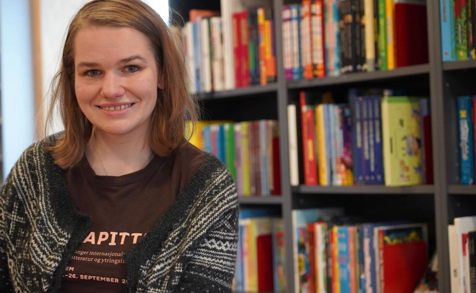 Foto av Rebecca Egeland på Rennesøy bibliotek