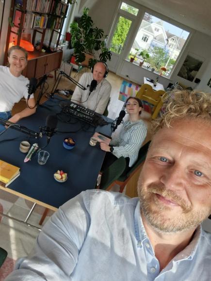 Hannah Ersland, Åsmund Ådnøy, Thale Dobbert og Tomas Gustafsson rundt et bord