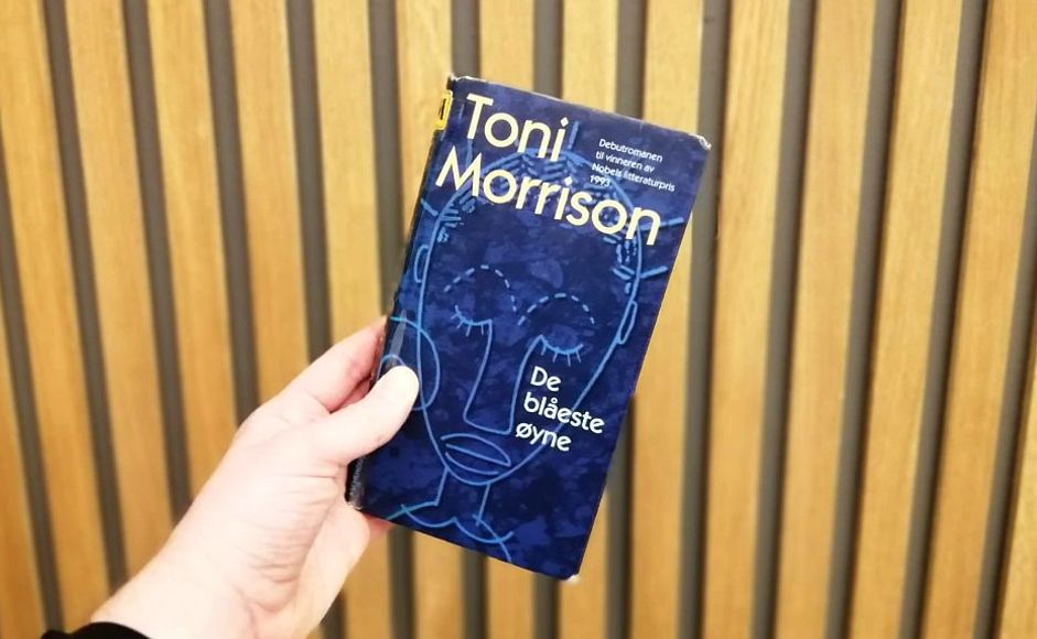 Toni Morrison De blåeste øyne holdt foran en vegg
