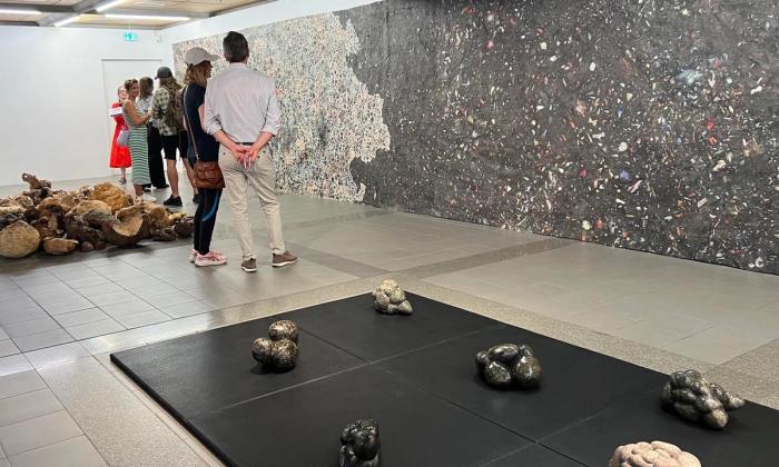 Bilde fra åpningen av utstillingen til Matt Bryans i september 2023.